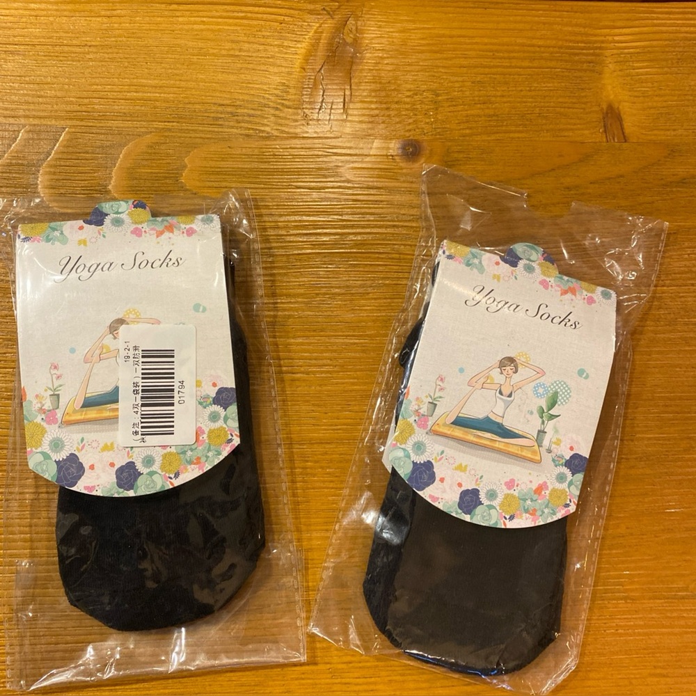 2 Pair Yoga Socks  Non Slip Grip Pilates Barre Ballet Black  NEW